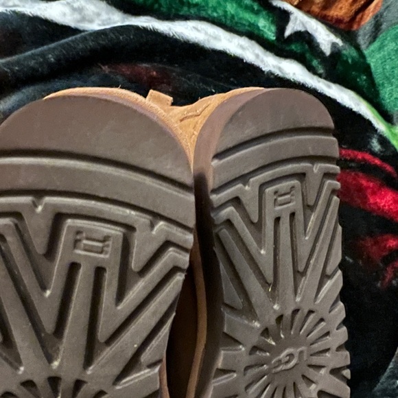 New UGG boots never worn, but do have some scuffs/scratches - Picture 4 of 6